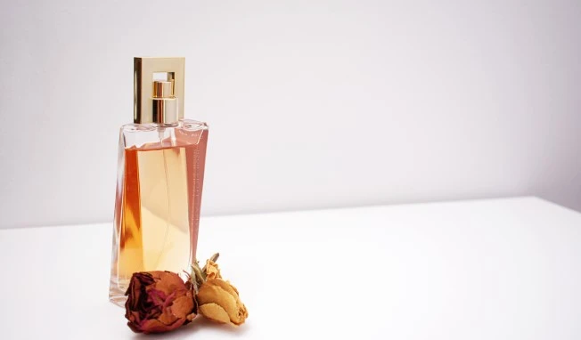 كيف اعرف العطر اصلي او تقليد - افحص علبة العطر من الخارج والداخل